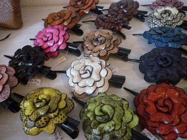 コブラのヘアー・クリップ　5万8000ルピア