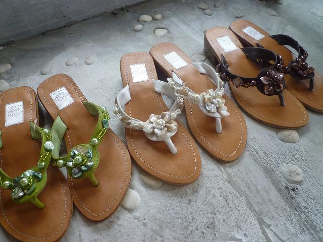 シェル・サンダル　23万8000ルピア