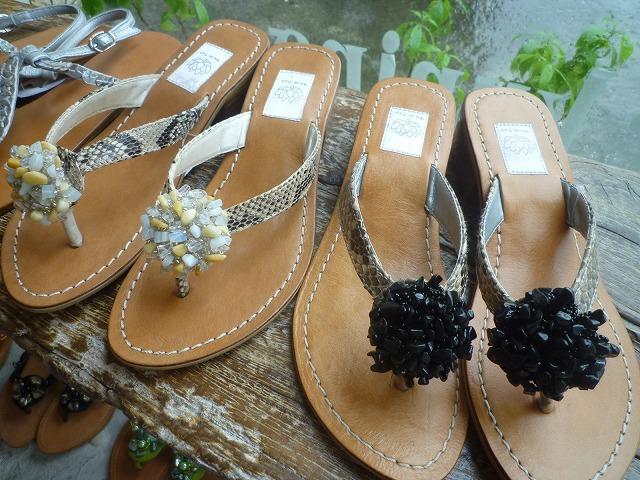 パイソンと天然石のサンダル　32万8000ルピア　