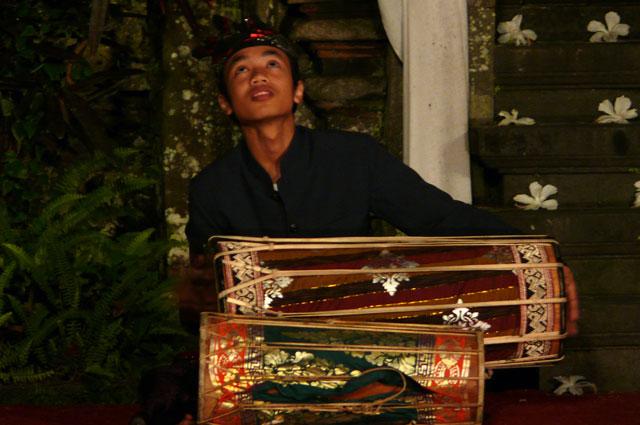 太鼓は皮が濡れると音が変わるので心配そう。