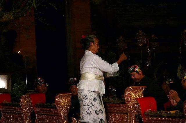 聖水で楽器と演奏者を清めます。