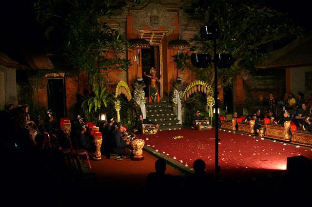 雨で観客が軒下に避難し、前方がガラガラ。