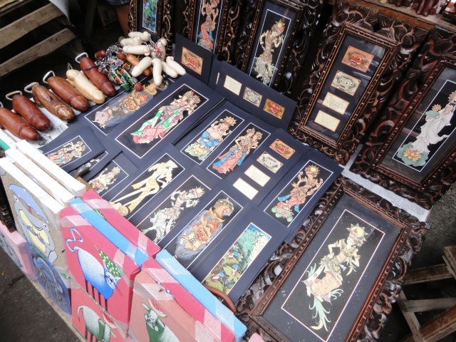 バリ絵画のお店もあちこちに。