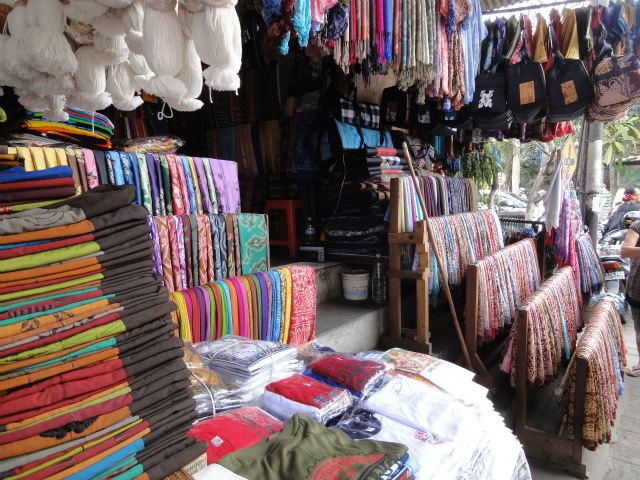 サロンなどの布を扱うお店もたくさんあります。