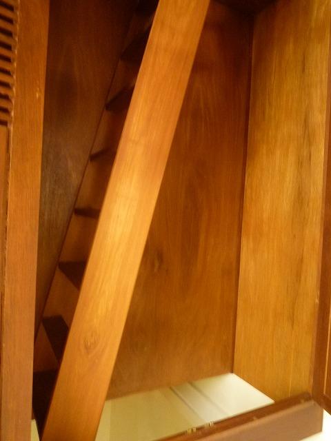 ロフトへの階段。