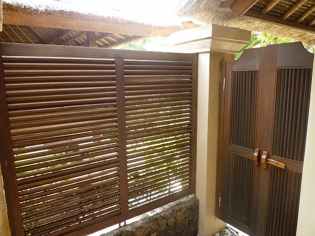 この扉から直接バス・ルームに入れます。