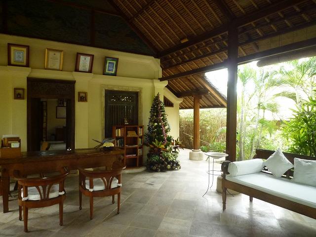 シンプルな造りのレセプション。