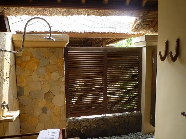 このシャワー・スペースの向こうは温泉。