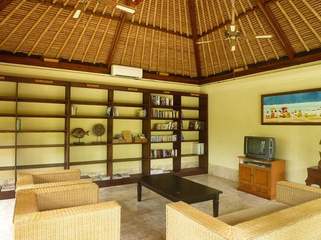 ライブラリーではDVDも鑑賞できます。