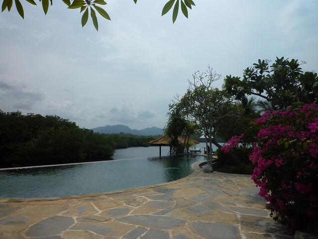 一番バニュウェダン湾寄りのプール。ダイビングの講習も行われます。