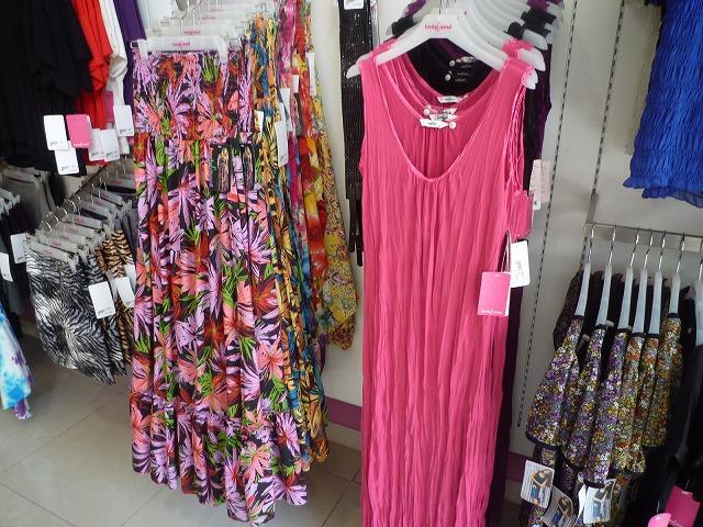 左：ソーホー・ドレス　34万ルピア　右：マキシ・ドレス　25万ルピア
