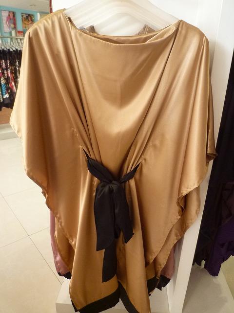 バットウィング・ドレス　29万8000ルピア