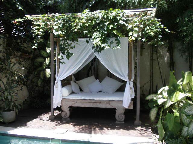 ガゼボでお昼寝や読書なんかもいいですね。