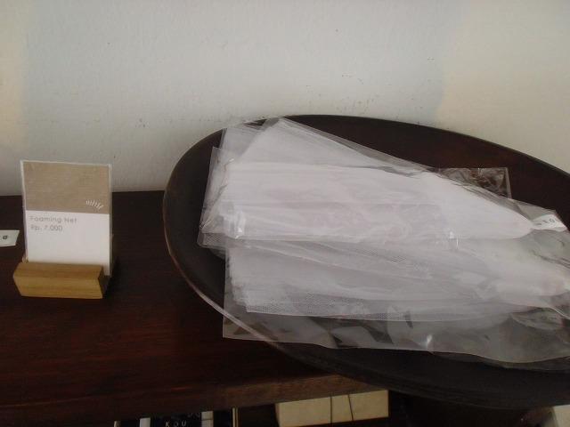 この袋に石鹸を入れて洗うと驚くほど泡が立つというファーミングネットは7000ルピア。