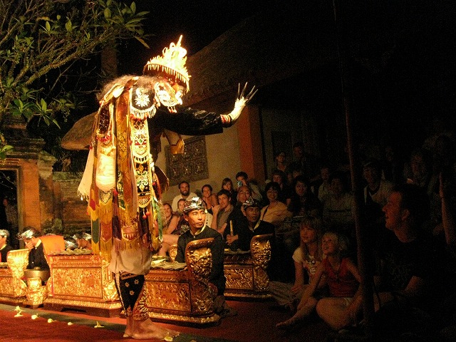 子供は怖がって奥へと逃げます