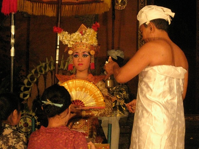 僧侶に清めを受け