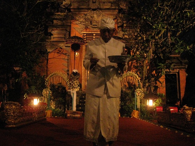 舞台前に場を清める僧侶