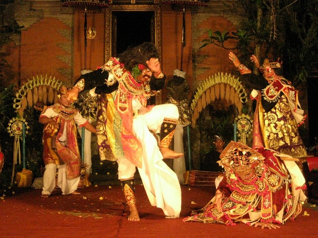 サテアキ王子に襲われるビマニュウ