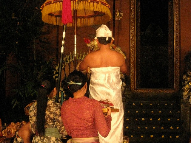 僧侶が冠を被せます