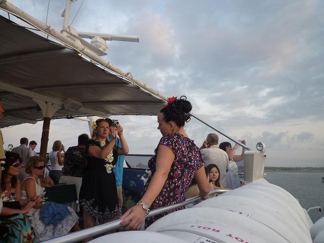 モデル並みにポーズをとっているお姉様方。