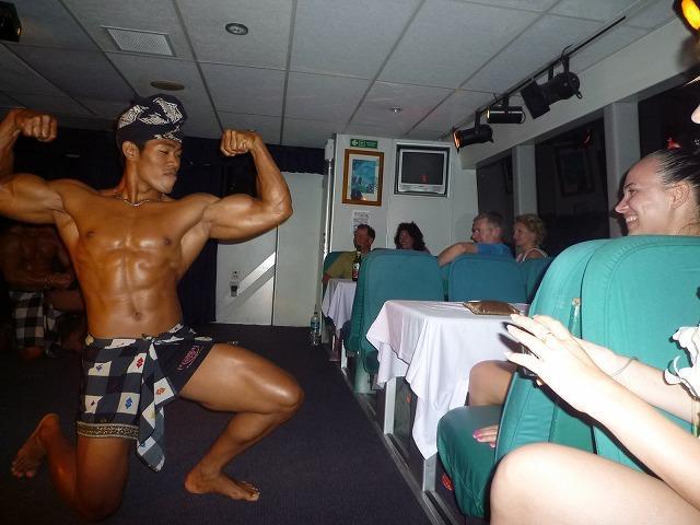 ニヤニヤ見ているお姉様。