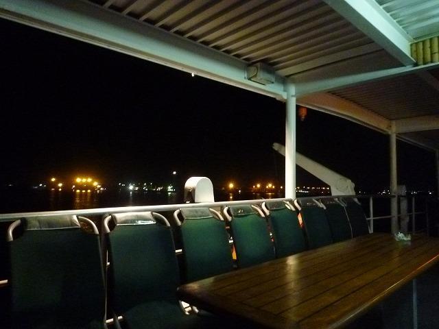 中とは全く違って静かな時間と夜景だけがあります。