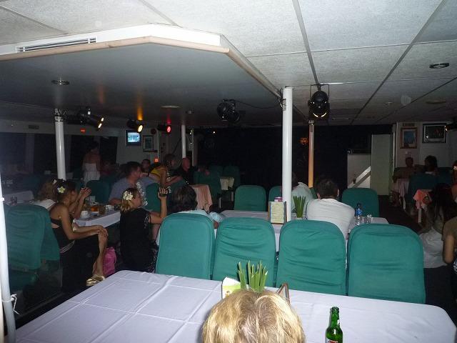 皆さん真剣に鑑賞中。食い入るように観ています。