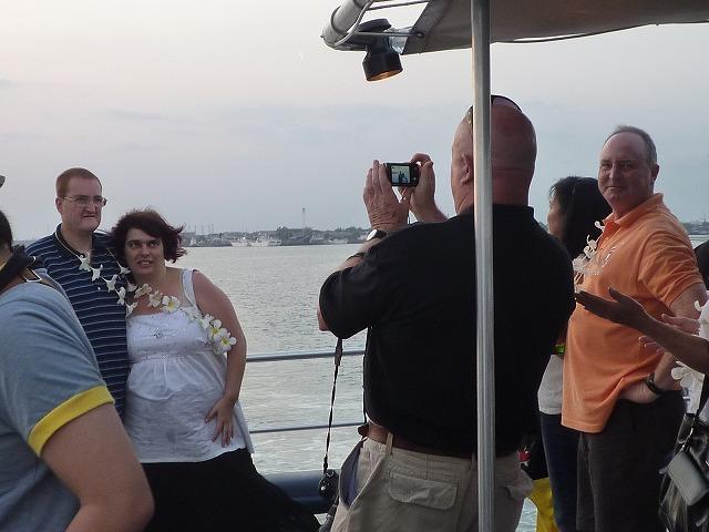 皆さんサンセットをバックに大忙し。