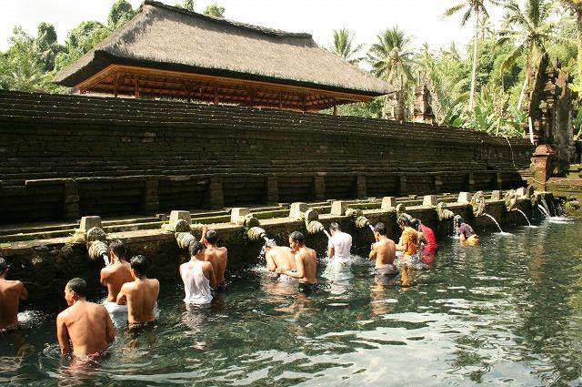 左から順番に水を浴びます。