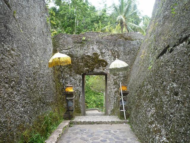 長い階段を下って行って、この門から先に遺跡が。