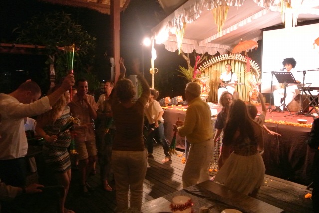 みんなで歌って踊って大騒ぎ。