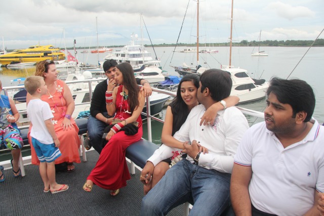 ラブラブなカップルがデッキからサンセットを眺めます。