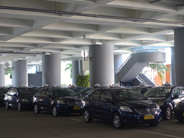 ズラッとタクシーが並んでいる一角がそうです！