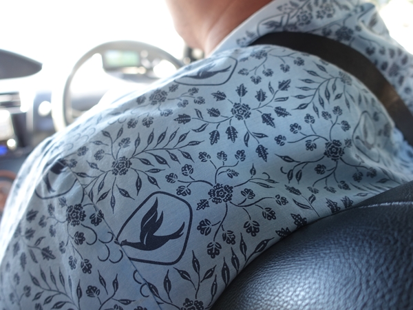 これがバリ・タクシーの制服です