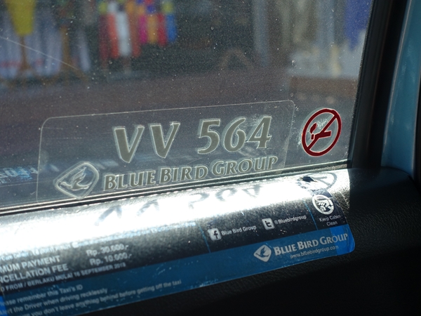 車内あちこちにナンバーが。トラブルの際にはこの番号を