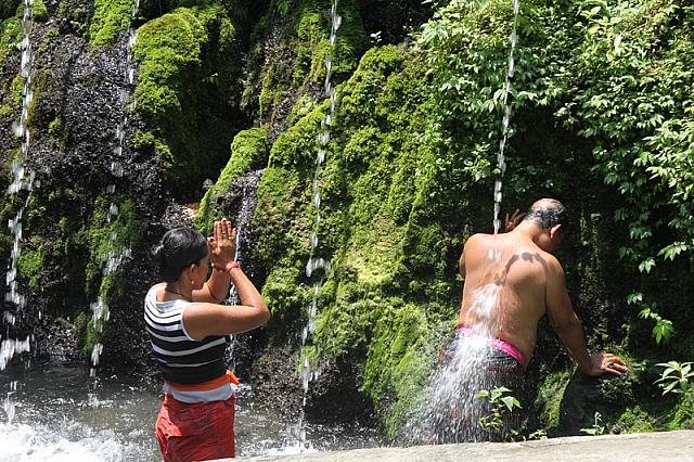 祈りながら沐浴を