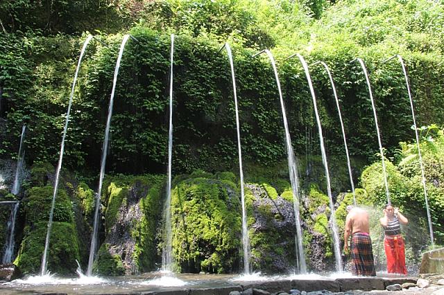 高い場所から吹き出す水はフォトジェニック！