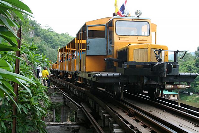 列車が通過する際はご注意下さい