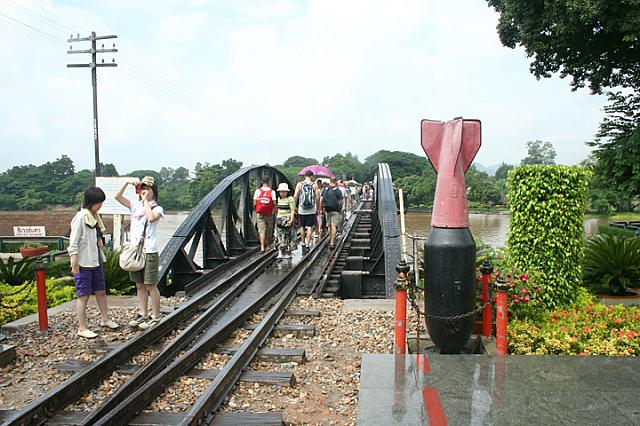 鉄橋を歩いて渡ります