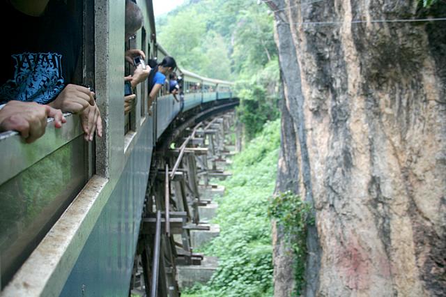 崖ギリギリを走る列車