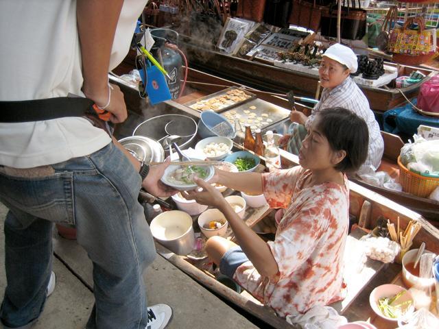 船の上で作るタイ風ラーメン「クエッティオ　ルア」