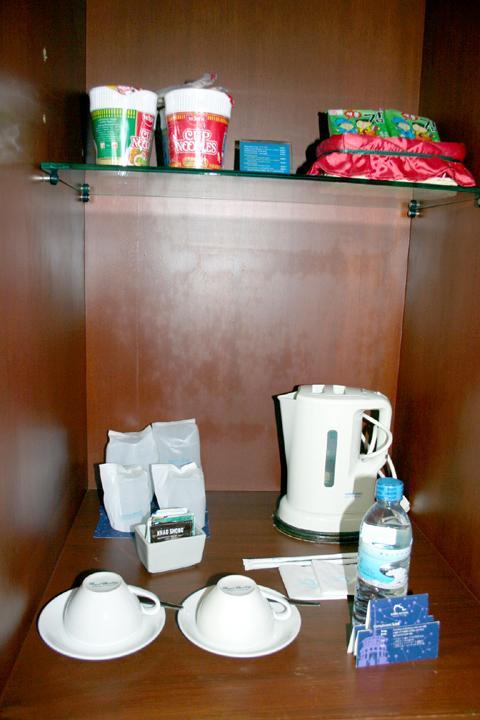 バイヨークの旅行者の身になったうれしい配慮。カップめんとコーヒーのセット。 