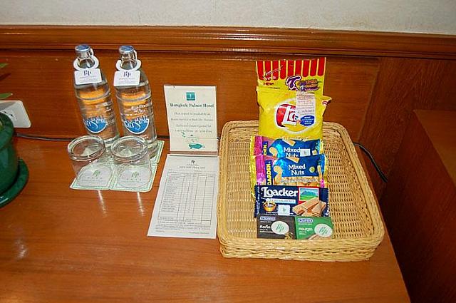 無料水２本、スナック（水のボトルは持ち出し厳禁・持ち出すと料金が発生します） 