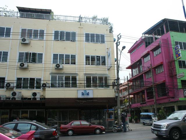 ベージュのビルがMYSTIC PLACE