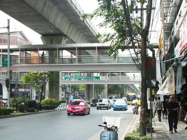 歩道橋のある大きな交差点を右へ行きます