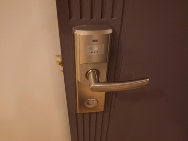 鍵は非接触型カードキーを採用