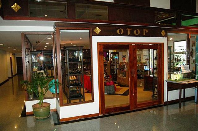 OTOP(１県１品)製品が買えるお店も。
