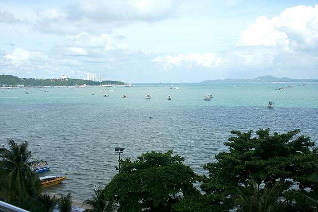 パタヤ北方向の海：<br>
ジョムティエンのパタヤパークタワーが見えます。 