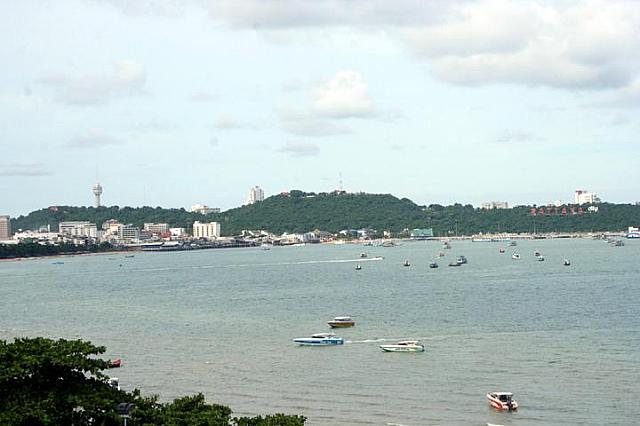 パタヤ北方向の海：<br>
ジョムティエンのパタヤパークタワーが見えます。 