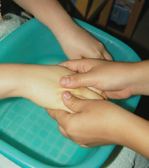 3. 肘までしっかりと汚れを落とし、エッセンスがしみこむようにします。
